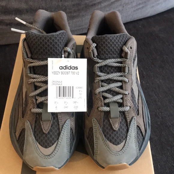 Yeezy Boost 700 V2 Geode - Picture 4 of 7